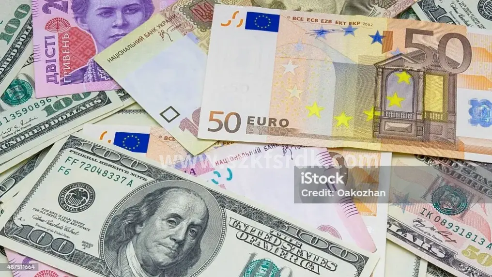 描绘工业革命时期工厂和火车的图片